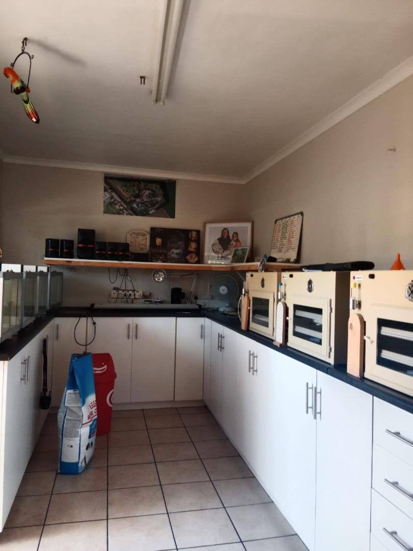 751218_KITCHEN_CUPBOARDS.jpg