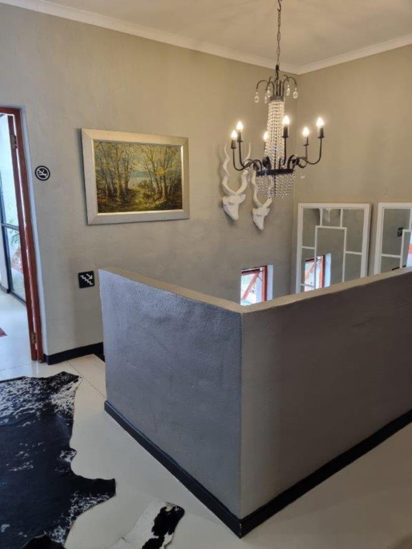 756744_Foyer2.jpg