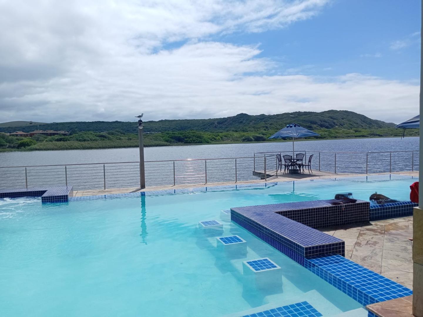 766633_pool_deck.jpg