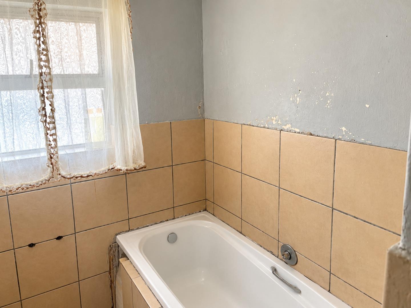 769728_Aged_Bathtub_Corner_with_Lace_Curtains.jpg