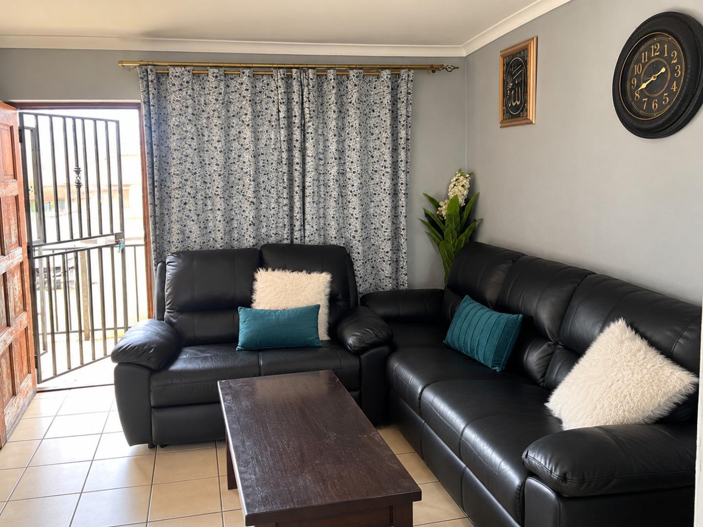 769730_Cozy_Black_Leather_Living_Room.jpg
