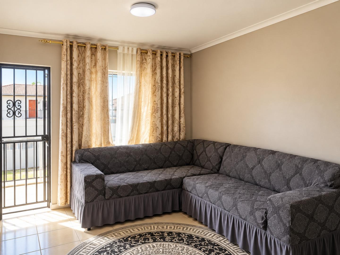769731_Bright_Neutral_Living_Room_Corner.jpg